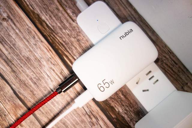 充电器超薄进化，努比亚大白65W超薄氮化镓充电器成为我的心头好
