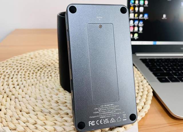 小巧便携多功能，10Gbps 十合一硬盘盒扩展坞：打工人的办公利器