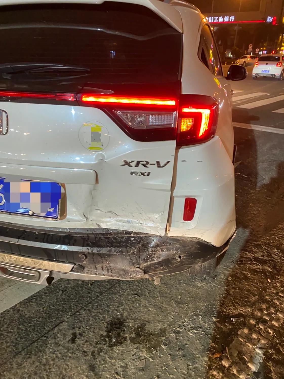 都说日本车皮薄骨脆不耐撞但是这辆东风本田xrv停在那里等红绿灯时被