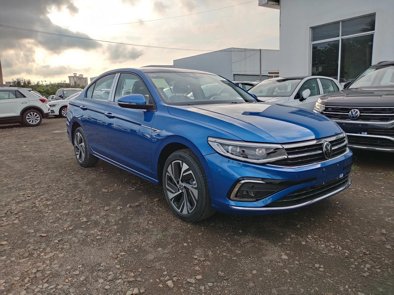 这宝来好像叫贝加尔湖蓝,较大的变化在于前后保险杠和中控台,其