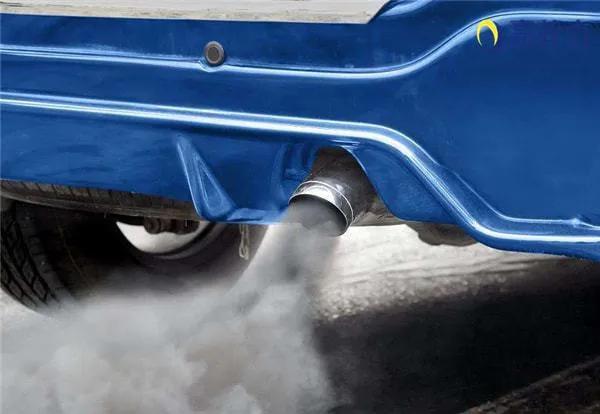是车坏了?  大家有没有发生过汽车排气管突然冒白烟?