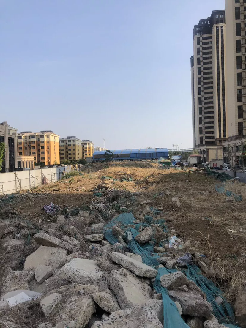 天天3·15|交房1年半、2条市政路没修，临沂荣盛·蓝山郡垃圾扬尘和出行难问题亟待解决