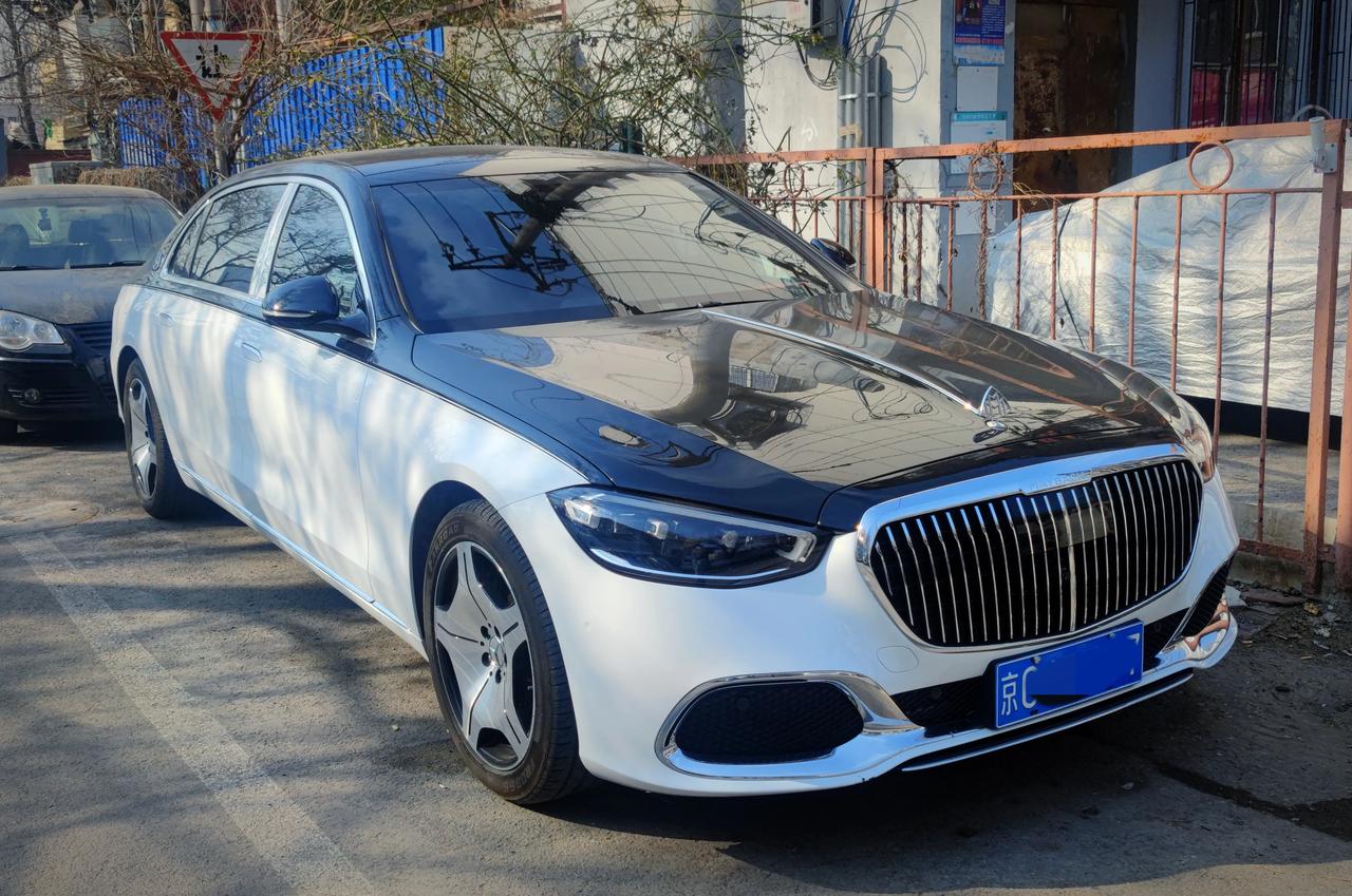 路遇现款黑白双拼色奔驰迈巴赫感觉没有上一代三道杠看着顺眼我与汽车