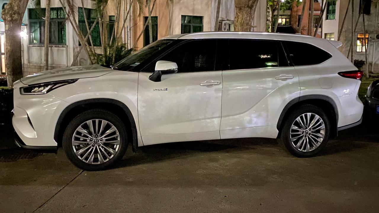 白色的第4代汉兰达在深夜里熠熠反光,看起来非常非常的漂亮,这