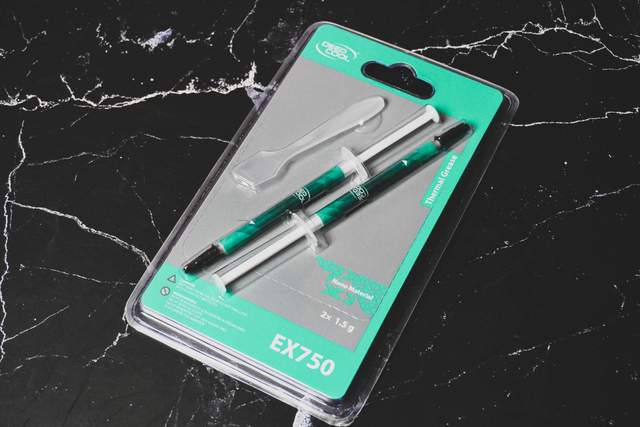 白装机三件套由艾湃电竞盖亚GAIA引领，白机箱焕发靓丽色彩