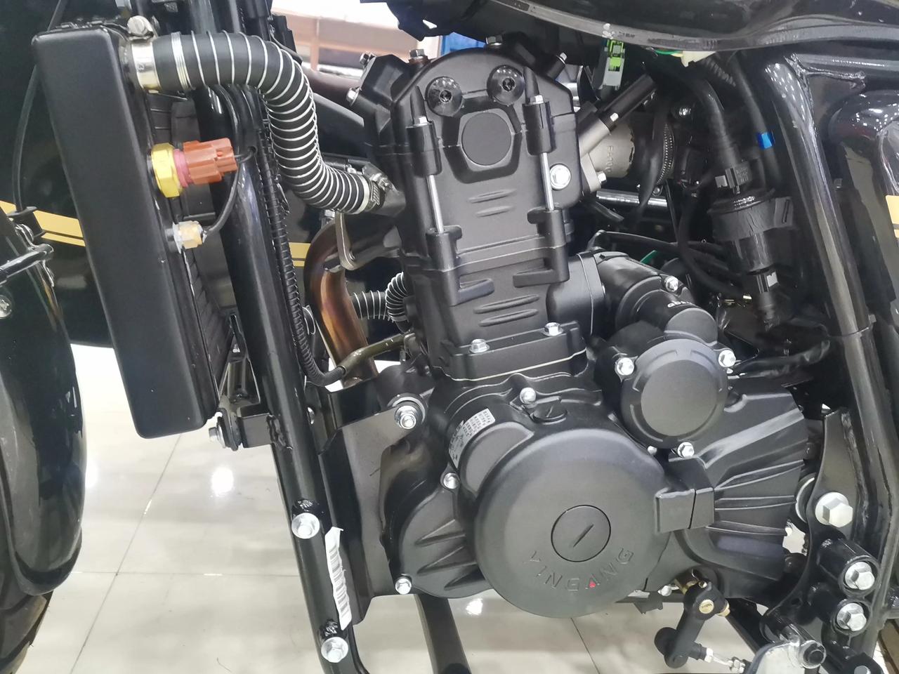 今天介绍一款银钢的撼路者二代,300排量水冷发动机;安全又稳