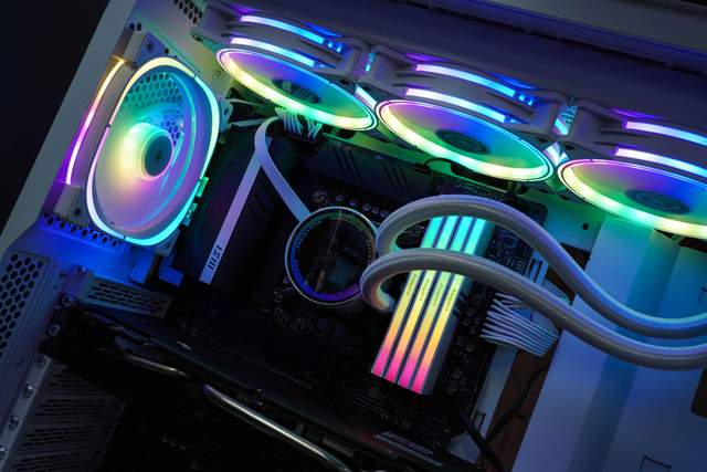 白装机三件套由艾湃电竞盖亚GAIA引领，白机箱焕发靓丽色彩