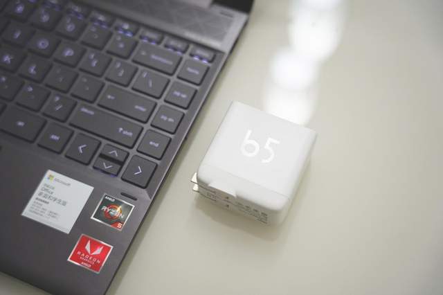 一个充电头就能解决我们所有快充需求 aigo 65W PD快充头上手体验