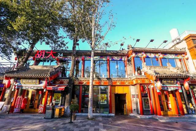 火了20年，扎根簋街卖小龙虾，胡大凭啥？