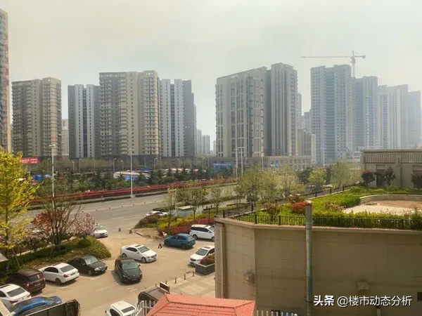 青岛世茂香奈公馆停工四个月，“一梯一户服务精英家庭”成笑话