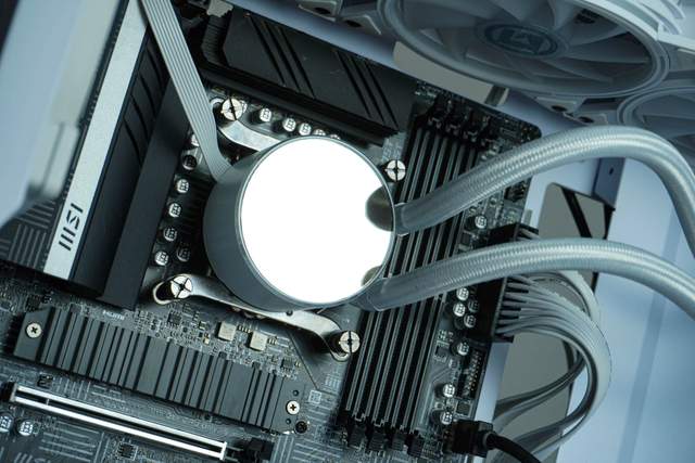 白装机三件套由艾湃电竞盖亚GAIA引领，白机箱焕发靓丽色彩