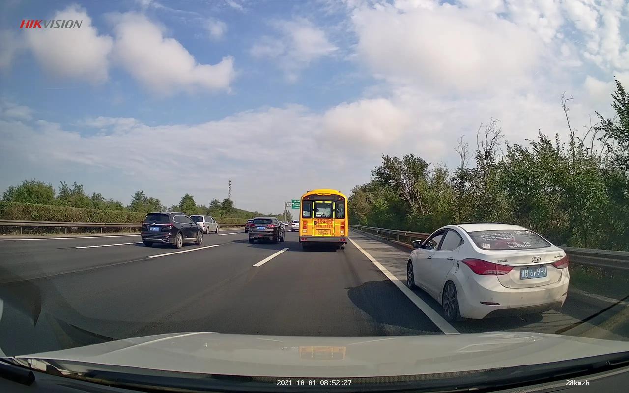 十月一日沈海高速大连段,因前方有三车连撞造成拥堵缓行,就有大