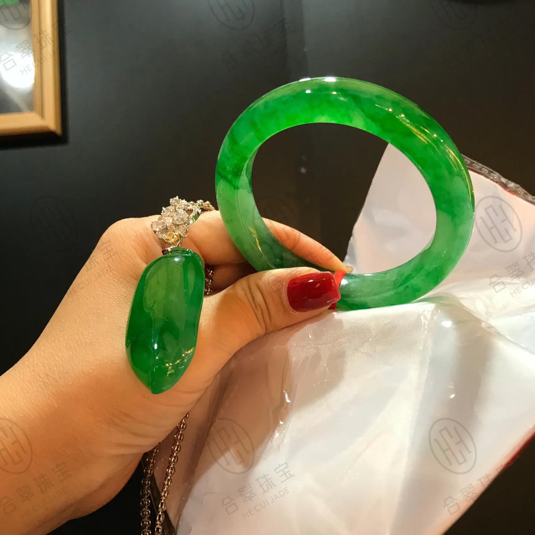 帝王綠飄綠花翡翠手镯1诠釋美的與生俱來帝王綠的翡翠 種色俱佳 難得一見正圈的形制勾勒飄綠花翡翠 美的溫潤又不張揚搭配四同