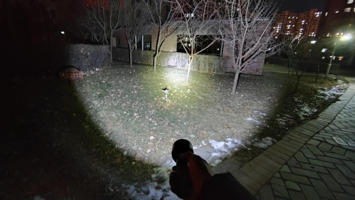 户外出行应急利器，纳拓户外强光手电筒