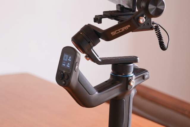 拍视频手不稳？试试这款全能稳定器，飞宇蝎子mini三轴稳定器体验