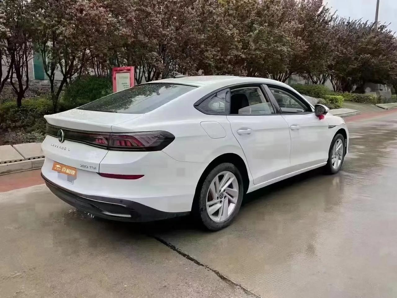 全新大众凌渡l震撼来袭672022款炫辣版无框车门溜背轿跑最美辣馒头