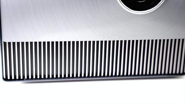 年轻人第一台4K投影仪，Vidda C1与峰米V10，谁能更胜一筹？