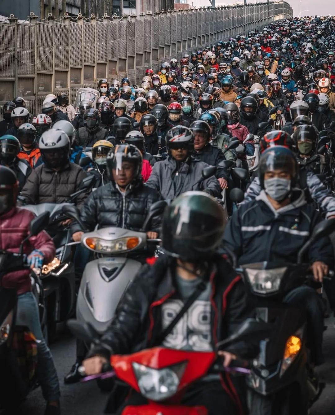 台湾人的摩托车平均拥有量冠绝全球,全省2300万人口,摩托车