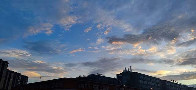 组图！你见过早晨六点多的昆明天空吗？