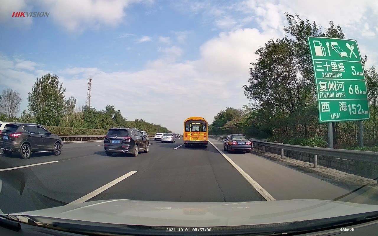 十月一日沈海高速大连段,因前方有三车连撞造成拥堵缓行,就有大
