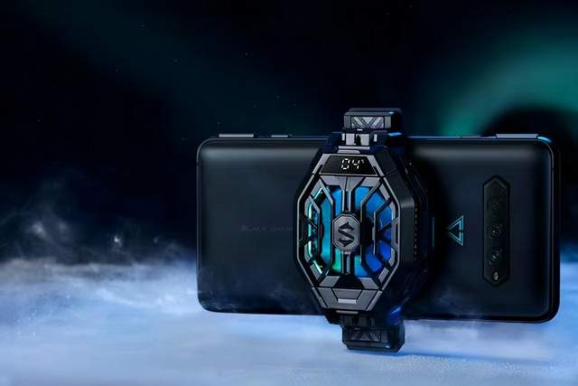 面对标！都是散热器为什么红魔涡轮散热背夹比黑鲨更强？