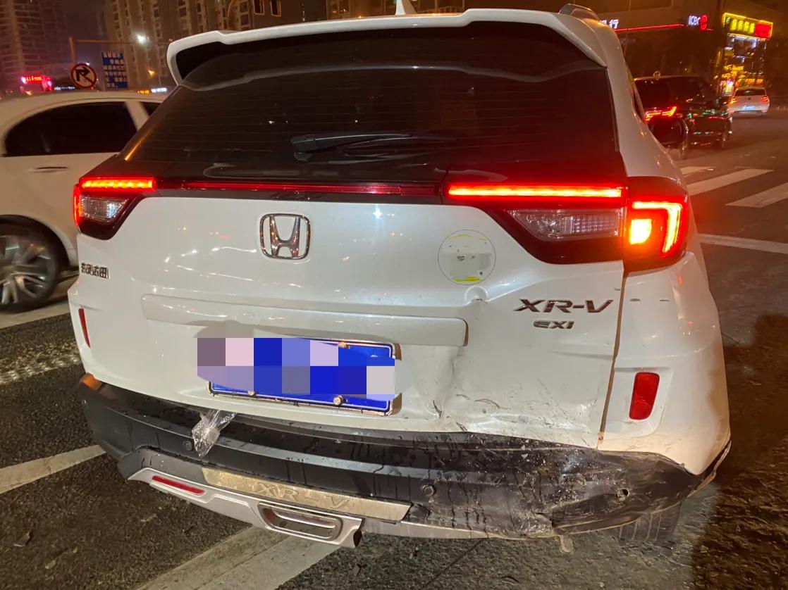 都说日本车皮薄骨脆不耐撞但是这辆东风本田xrv停在那里等红绿灯时被