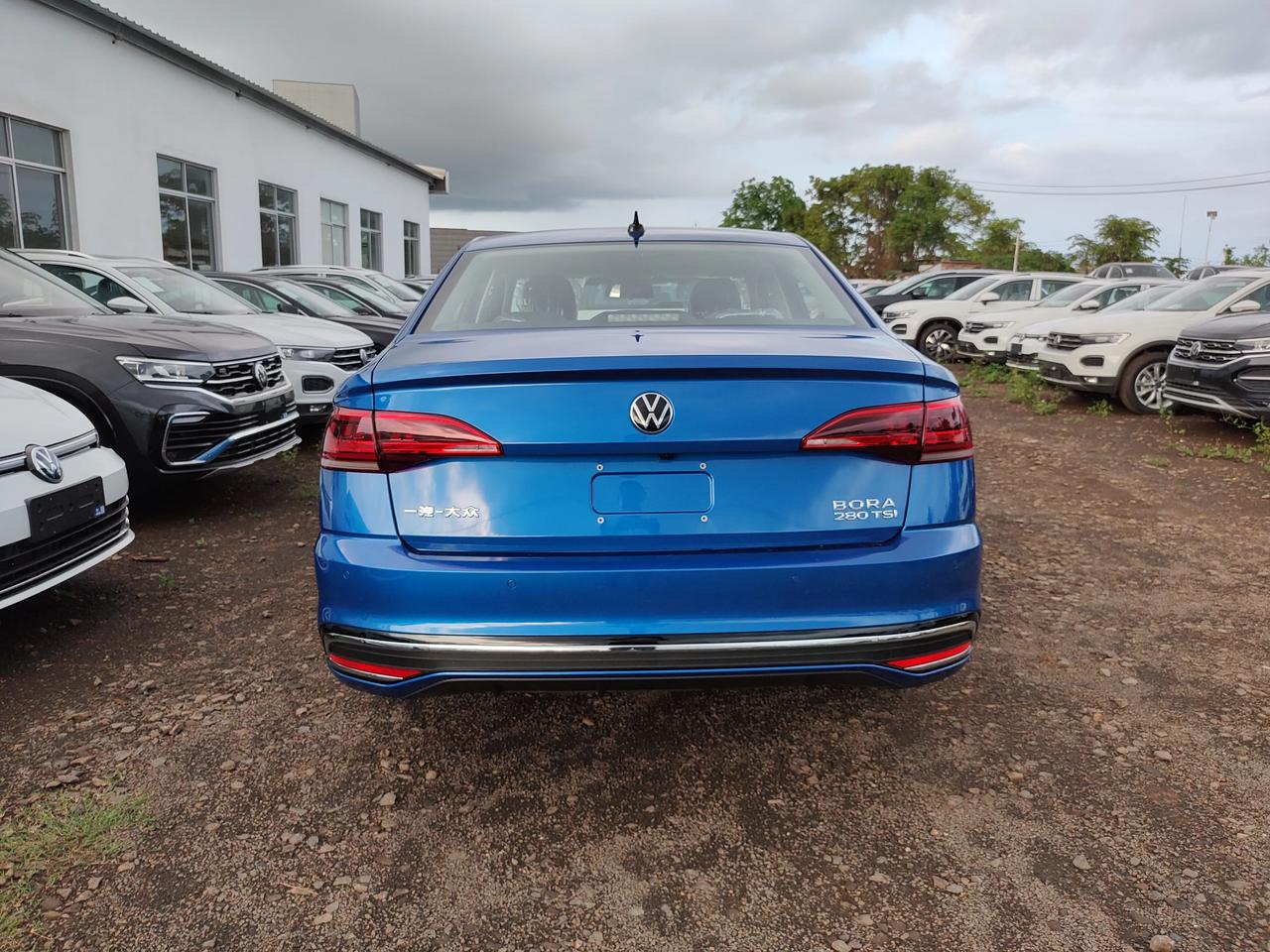 这宝来好像叫贝加尔湖蓝,较大的变化在于前后保险杠和中控台,其