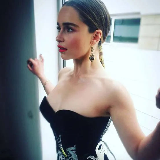 龙妈艾米莉亚·克拉克(Emilia Clarke),美式的热情奔放与英伦的高贵优雅 - 懂杯帝评测网