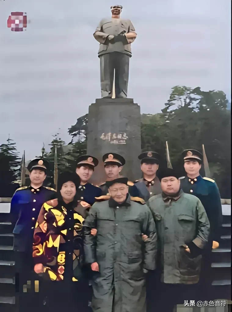 On December 26, 1995, Chairman Mao's second son Mao Anqing, together with  his wife Shao Hua and son Mao Xinyu, returned to his hometown of Chairman  Mao in Shaoshan to pay tribute