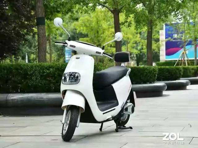 很多电动两轮车三轮车大灯改成led灯比小车灯还亮而且上路都开远光灯