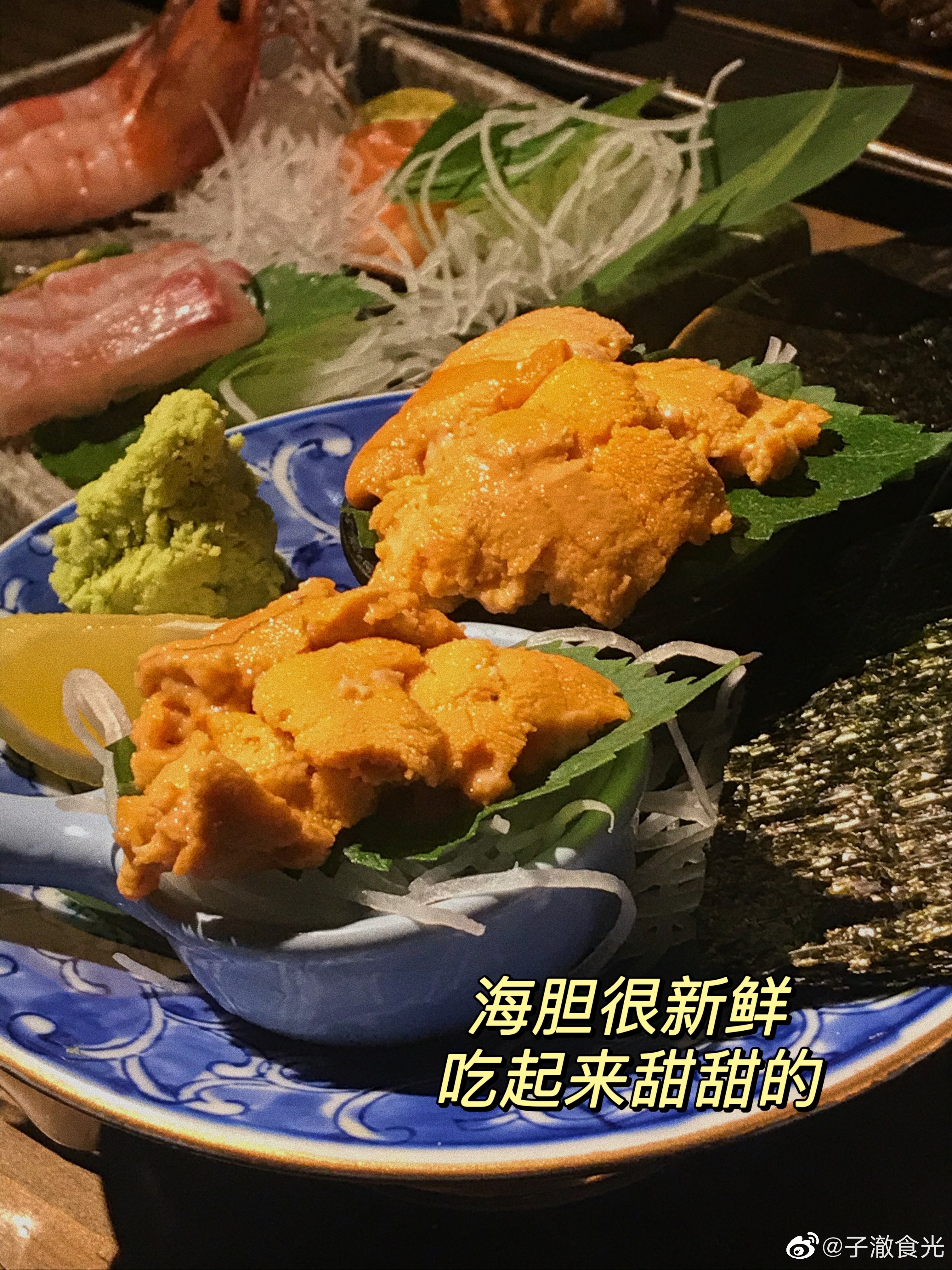 最近打卡了一家很火的日式烧鸟店 提灯是我每次必点的鸡肉软嫩 提灯咬下去一口爆浆还有炭火炙烤 的气息他们家海胆也不错很新