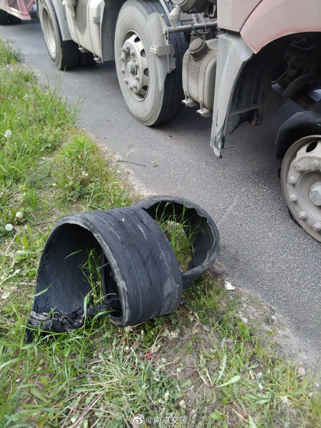 一线微观#轮胎磨损严重 大货车隧道内爆胎4月5日16时许