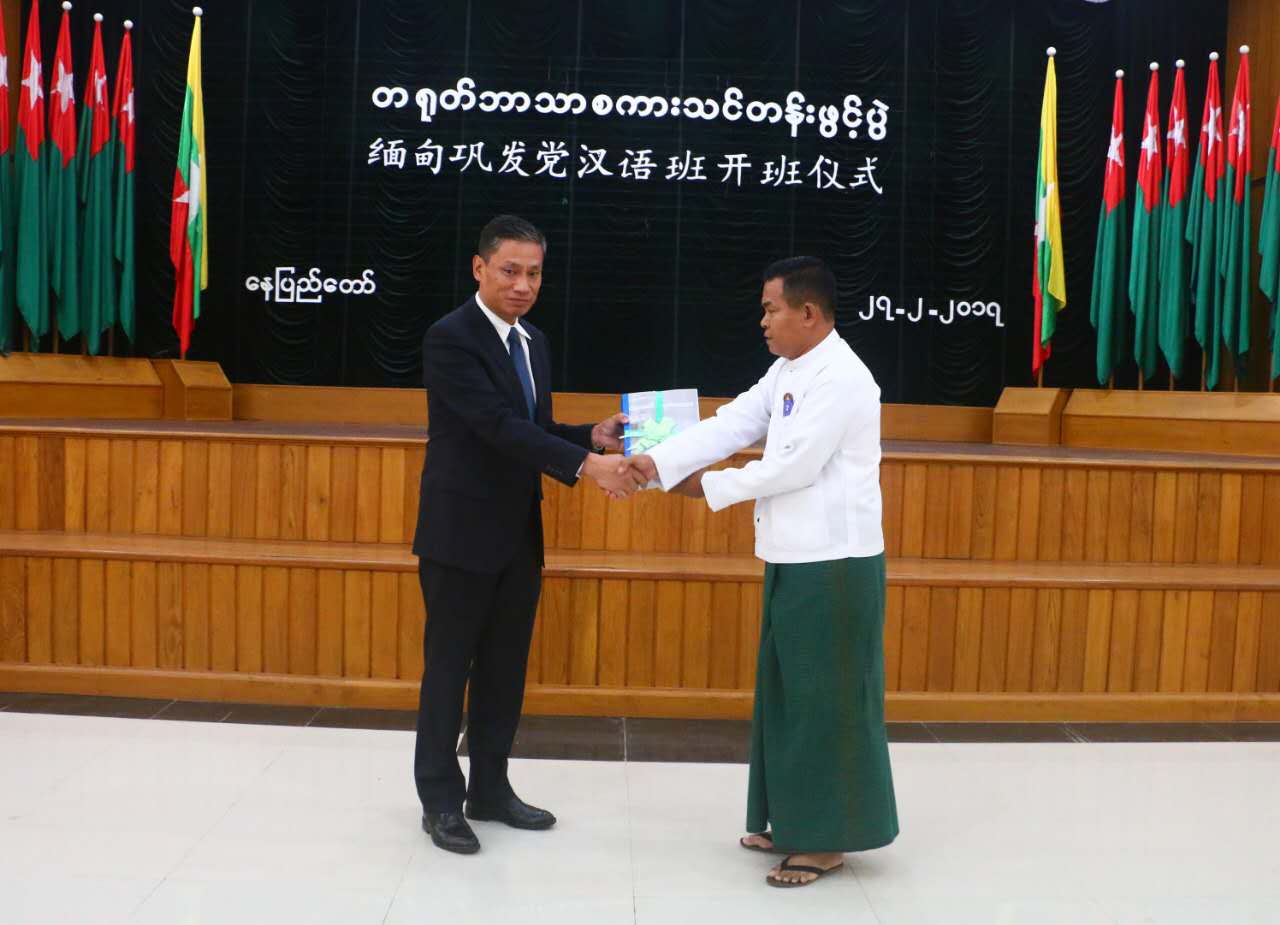 住在缅甸芒秀寨的孩子,都会背上书包,佩戴着中国小学生必佩的"红领巾"