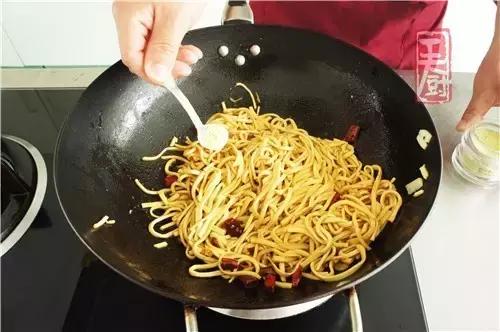 香菜炒什么好点？香菜炒豆皮家常做法，靠不靠谱，看这里！