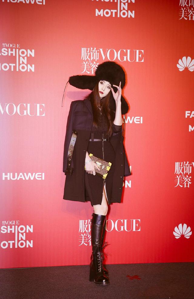 单看范冰冰这一身,衣服,裤子,鞋子甚至配的项链都妥妥的没毛病,但这