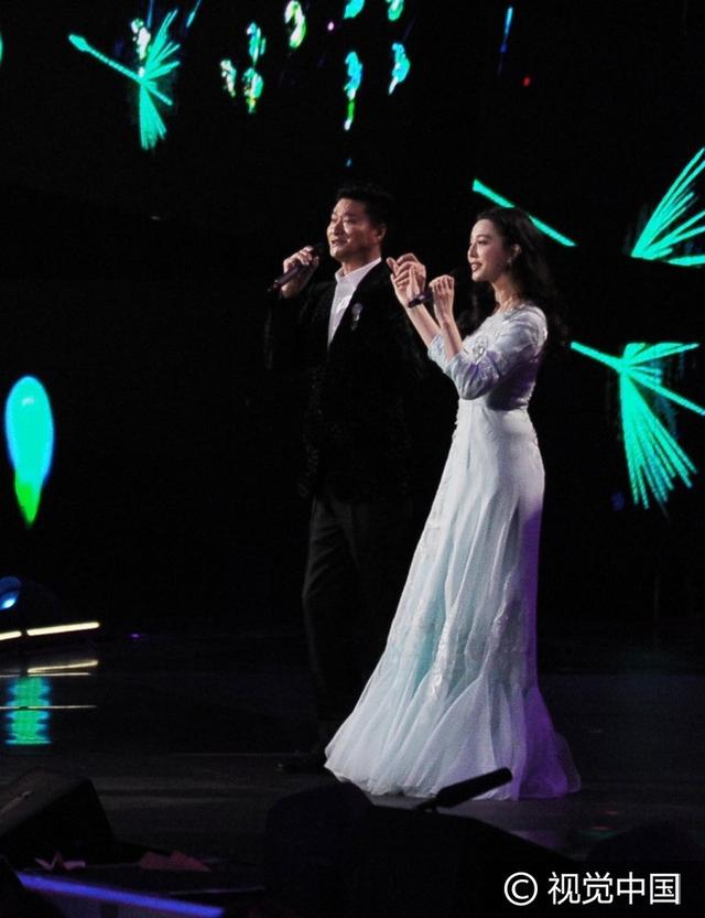 范涛和范冰冰春节晚会(范涛范冰冰同台唱的歌)