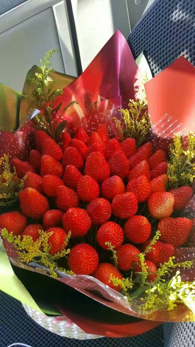 就快到情人節瞭你還在考慮送女友什麼嗎？送個草莓花卉就可以瞭
