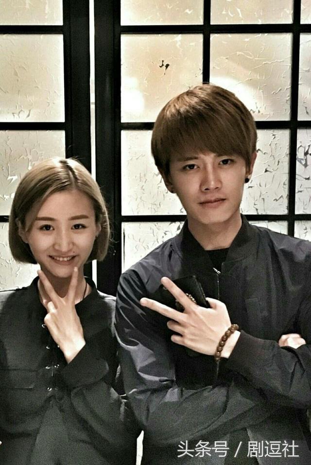 当时就有不少粉丝猜测他旁边的女孩就是他女朋友去年任嘉伦生日发的