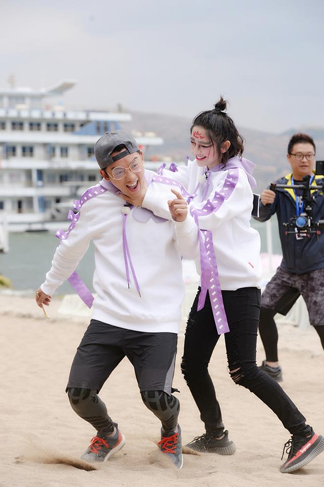 林志玲和迪丽热巴上演了"最美撕名牌"惊艳网友,而在之前的"化妆拍照"