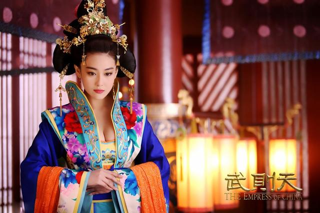 张馨予最近又有新作品了,就是目前正火热直播的历史传奇剧《思美人》