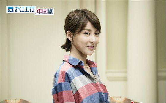 易奕与家境贫寒的童四季互生情愫,后易奕误以为童四