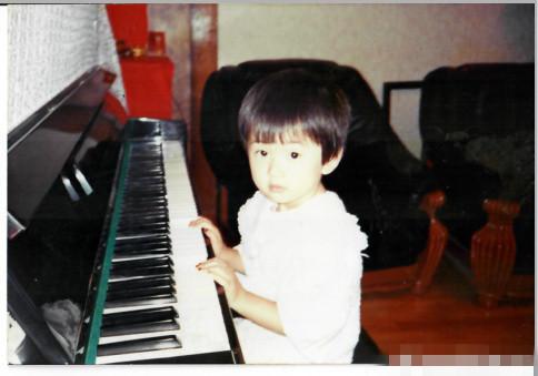 瘦,尤其是那双大长腿非常引人注目,不过没想到乔欣小时候还有些小胖呢