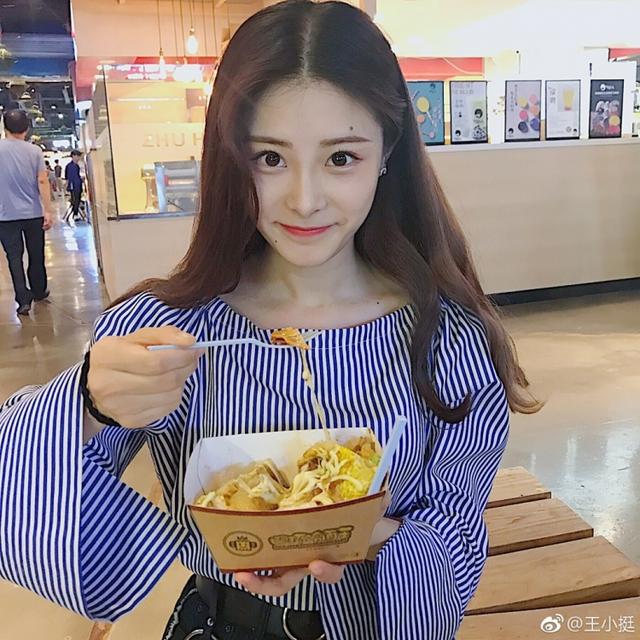 有一个叫林小君,就是图中最右边的卷卷头,叫王小挺,毕业于中央戏剧