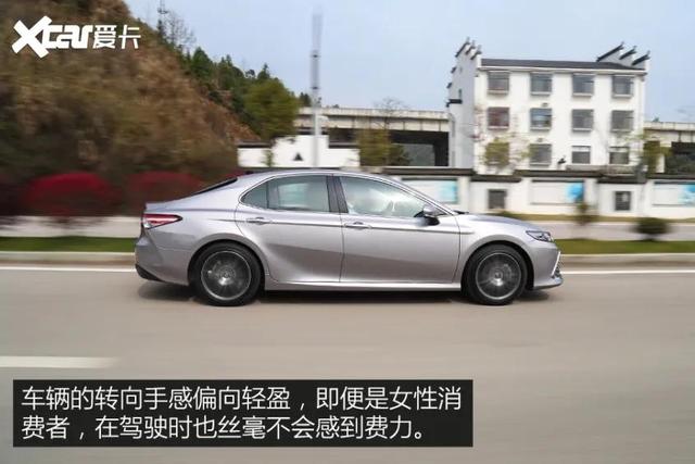 怎一个“稳”字了得！试驾：新款丰田凯美瑞