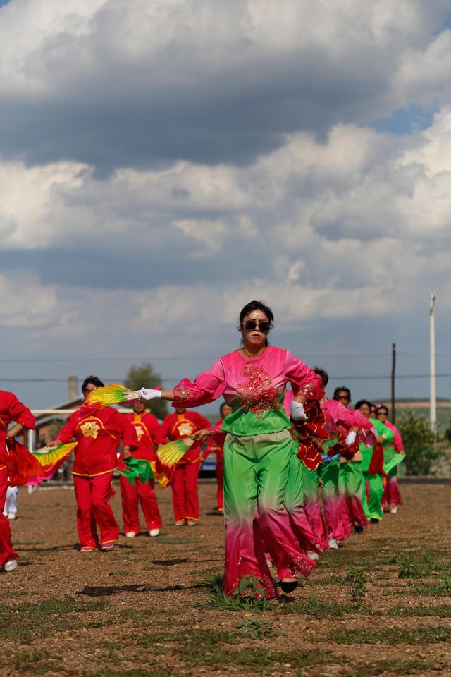 东北秧歌手绢花组合(扭秧歌是一种怎样的体验?) - 淘金网