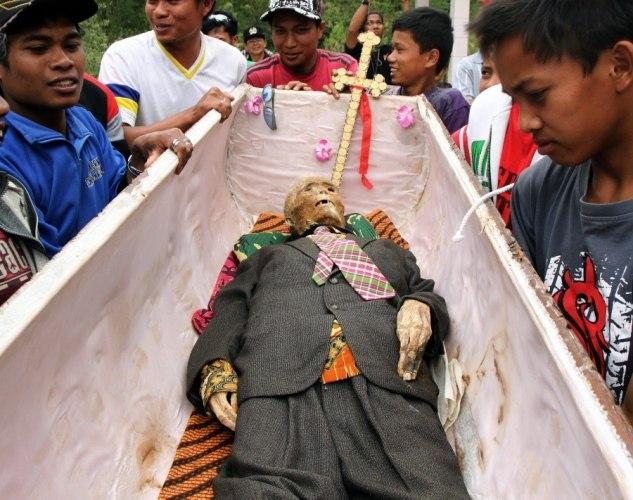 另类的两种祭祖仪式：玻利维亚“头骨祈福日”和印尼“赶尸节”
