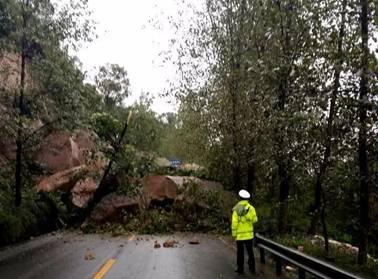 重庆暴雨致道路塌方多车掉落