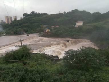 重庆暴雨致道路塌方多车掉落