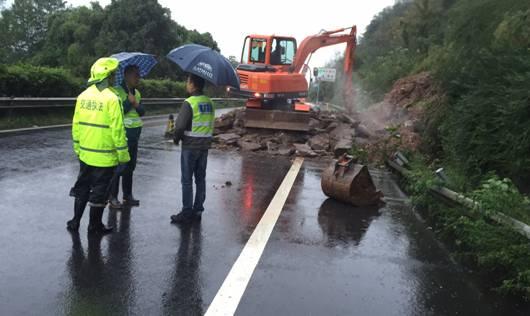 重庆暴雨致道路塌方多车掉落