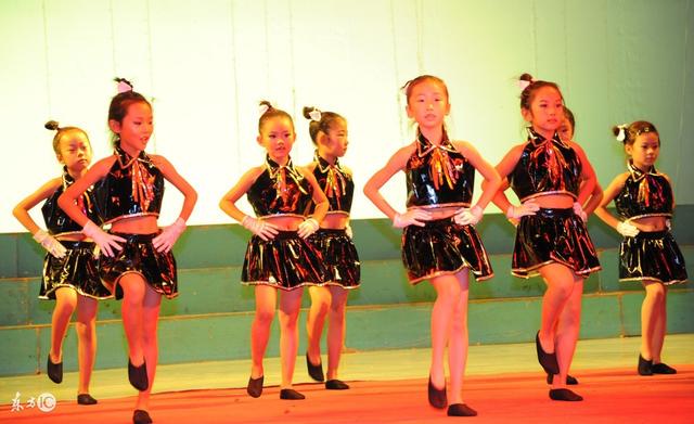 我和小鸟来唱歌(腿和腰的练习)2,寻胡隐君(手位练习)3,花摇篮(胸腰